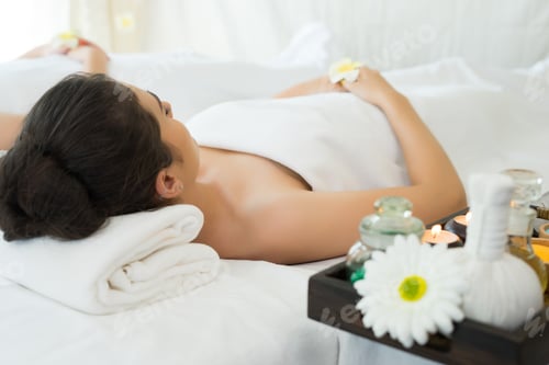 Vista previa: Asian beautiful woman lying relax on white bed in spa