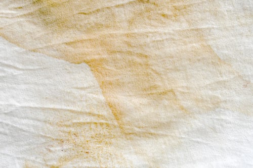 Visualização: Roupas sujas com manchas amarelas. O conceito de como remover manchas profundas das roupas
.