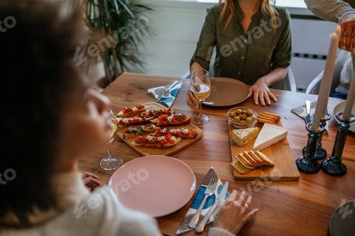 Preview: Lunch time with friends