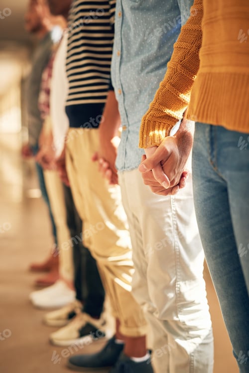 Preview: Hand in hand