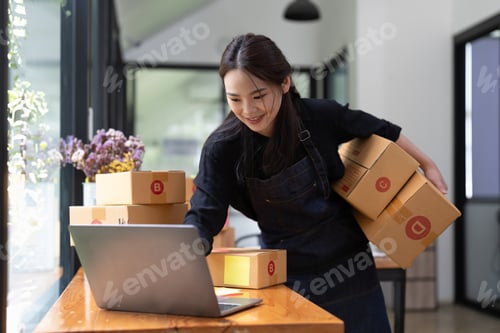 Preview: Portrait asian female entrepreneurs and online sales. self-employed, working at home with a small