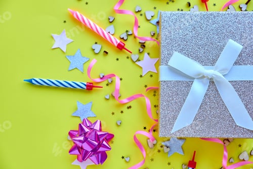 Visualização: fundo amarelo, o conceito de hora da festa, um convite para um aniversário ou outra comemoração.