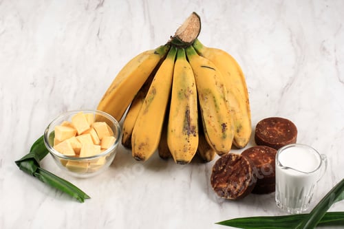 Preview: Bananas with palm sugar cubes and coconut milk