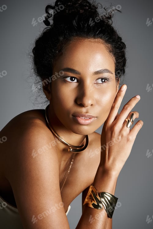 Preview: Elegant African American woman showcases stunning jewellery in a chic setting