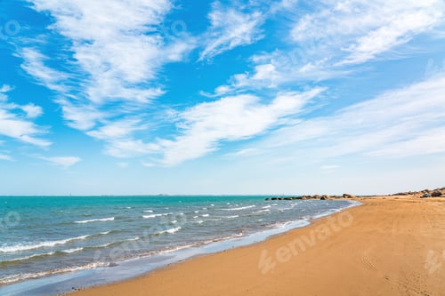 Visualização: Praia de areia vazia e mar azul com belas nuvens no céu azul