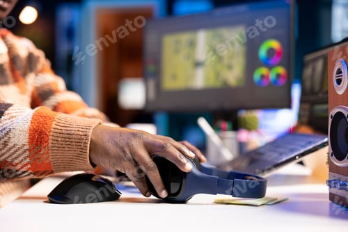 Aperçu: Éditeur vidéo travaillant sur un logiciel de création pour créer un montage de film