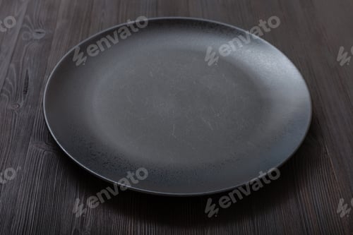 Preview: black plate on dark brown table