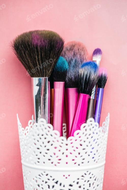 Preview: Makeup brush isolated on pink background