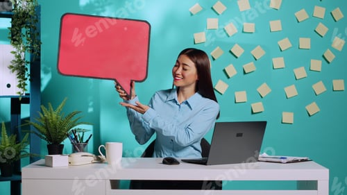 Preview: Businesswoman holding speech bubble sign