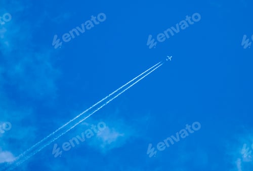 Preview: the plane flies in the sky,