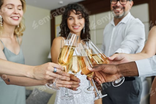 Visualização: Mãos de convidados de casamentos interculturais tilintando com taças de champanhe