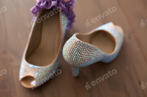 Preview: Elegant wedding shoes with colored rhinestones