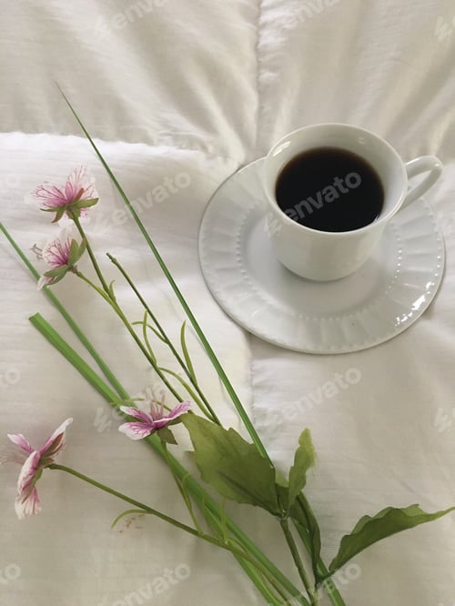 Preview: Coffee Cup with Flowers on a White Blanket