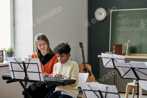 Visualização: Garoto negro tendo aula de música