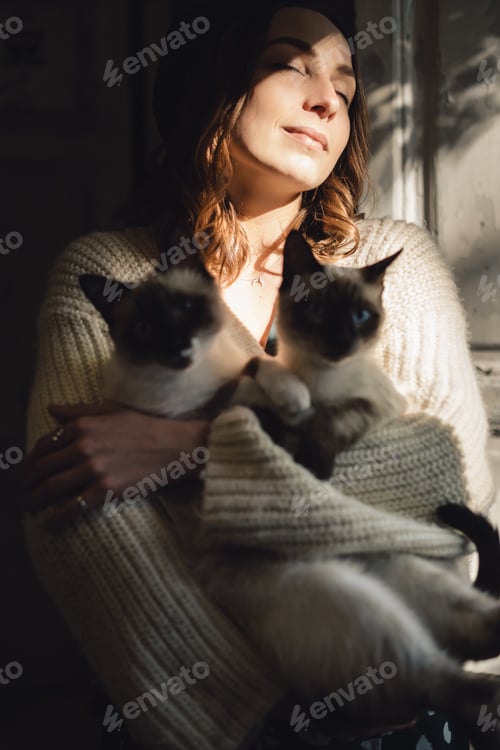 Preview: Portrait woman with Siamese cats