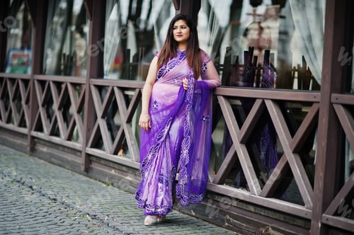 Aperçu: Indian hindu girl at traditional violet saree