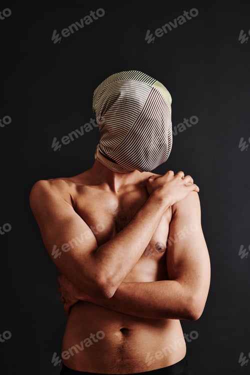 Preview: Shirtless man hiding in headscarf