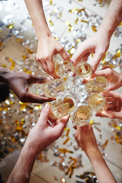 Visualização: Mãos com champanhe