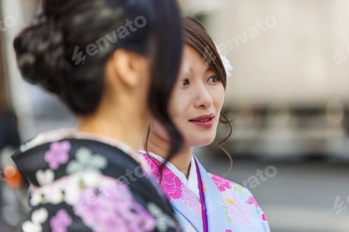 Preview: Japanese women with kimono walking in Tokyo
