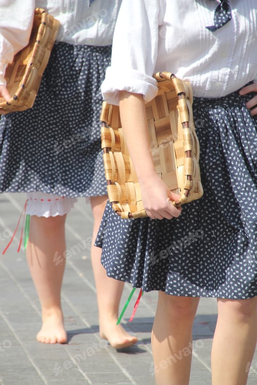 Preview: Women in traditional attire with woven baskets