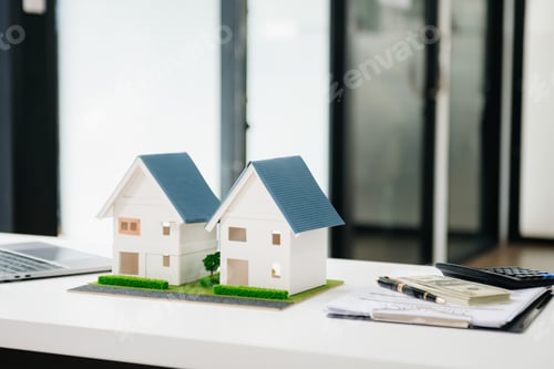 Aperçu: balancing the property sector The real estate agent is explaining the house style to see the house