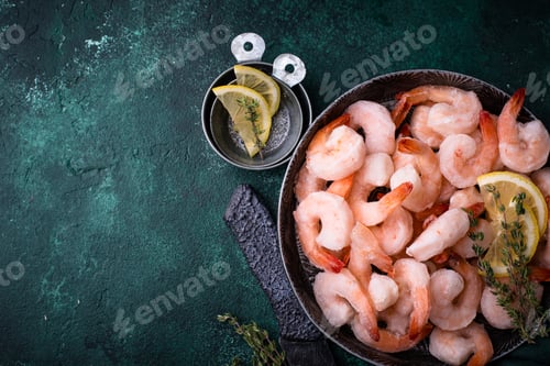 Preview: Frozen uncooked prawns or shrimps with lemon