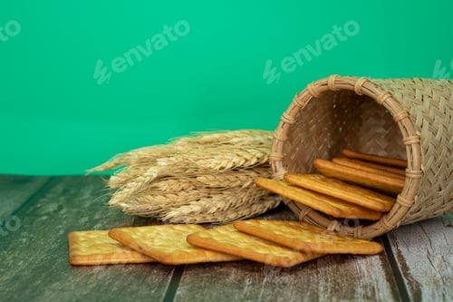 Preview: Breakfast serving of cream crackers