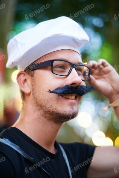Preview: Sporting a french moustache