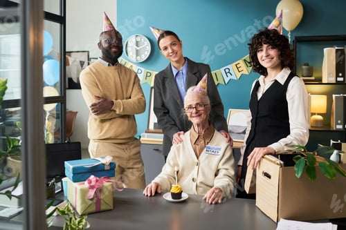 Visualização: Retrato de mulher caucasiana sênior cercada por diversos colegas