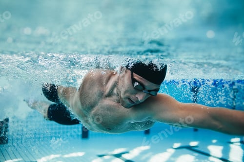 Preview: Fit swimmer training in the pool