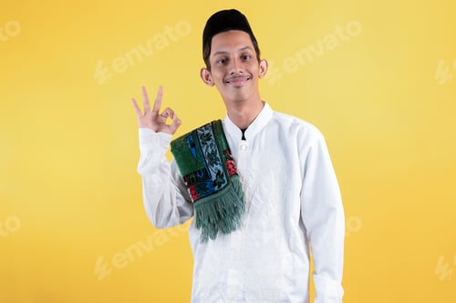 Preview: Muslim Man Wear White Shirts with Traditional Islamic Ornaments and Prayer Mat