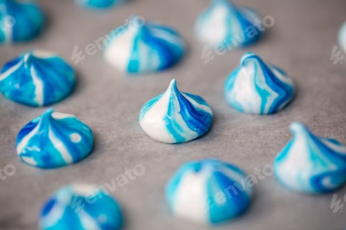 Preview: Meringue is a white and blue dessert on parchment