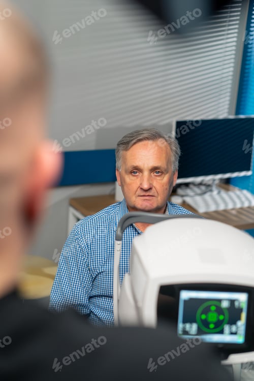 Preview: in an ophthalmology clinic an elderly patient sits on a diagnostic test and listens to the results