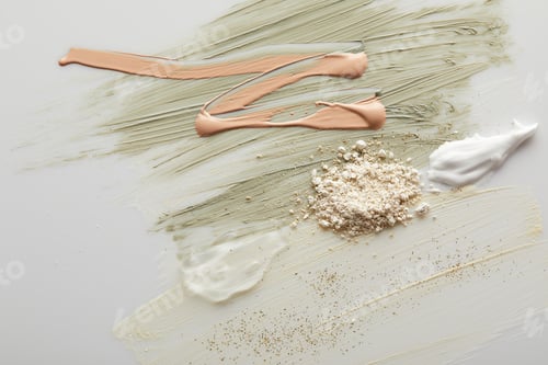 Visualização: Pinceladas tonificantes de creme e argila com pó, gel, creme cosmético e brilhos dourados em cinza