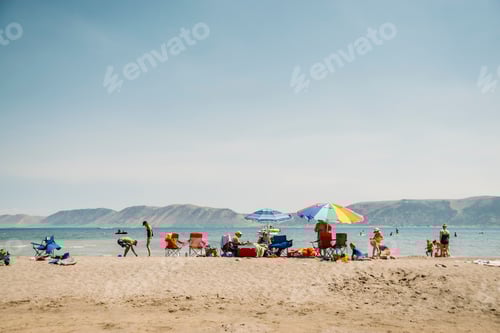 Visualização: famílias brincando na praia.