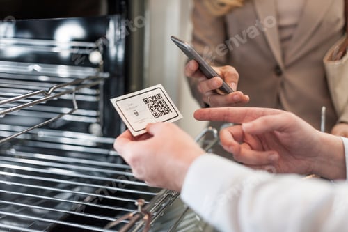 Preview: Shop assistant amd customer at oven with QR code