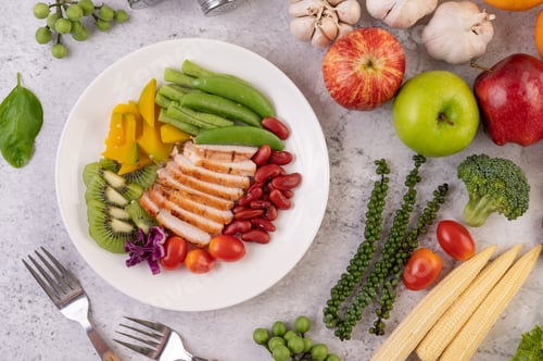 Preview: Sliced chicken steak with peas, tomatoes, kiwi and pumpkin.