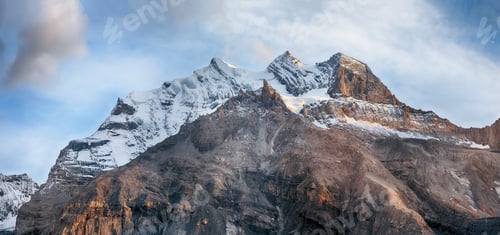 Vorschau: Spektakulärer Herbstblick auf den Gipfel der Bluemlisalp