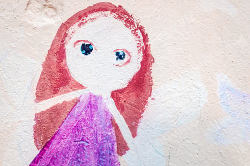 Preview: Children's drawing on the wall of a wall of a pink doll.