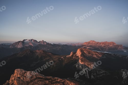 Vorschau: Morgendlicher Landschaftsblick auf die Berge der Dolomiten in Italien bei Sonnenaufgang