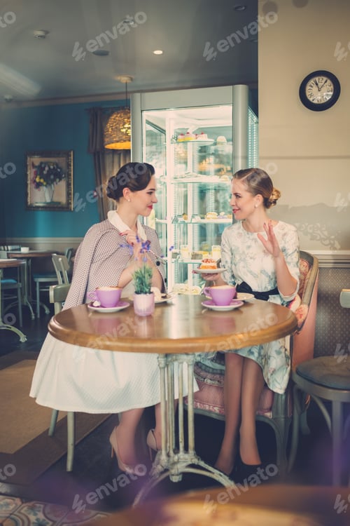 Preview: Two elegant young ladies in a cafe