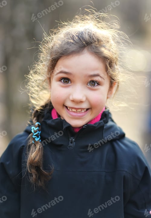 Preview: Cheerful girl with curls