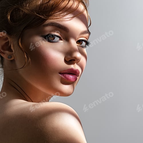 Vista previa: Art portrait of beautiful young woman with brown makeup.