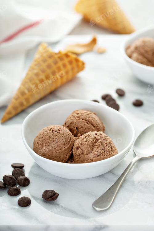 Vista previa: SImple chocolate ice cream in a bowl