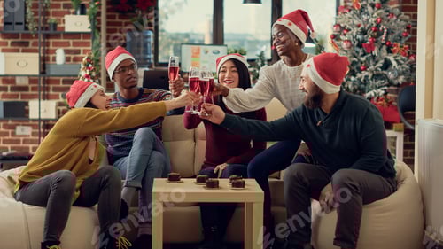 Visualização: Retrato de colegas de trabalho tilintando taças de vinho durante a festa de Natal do