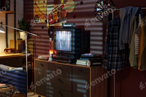 Preview: Retro-Themed Room Decor Featuring Vintage TV and Props