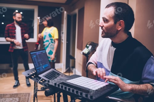 Preview: Music Production with Laptop and Midi Keyboard