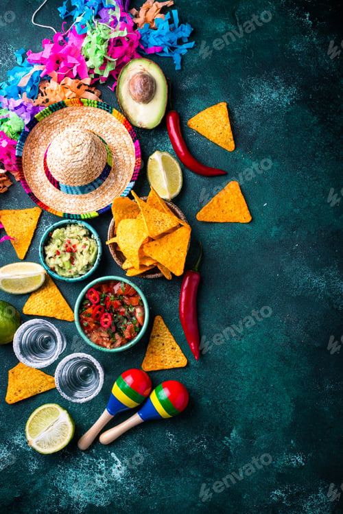 Vista previa: Traditional Mexican food nachos, salsa, guacamole, tequila.