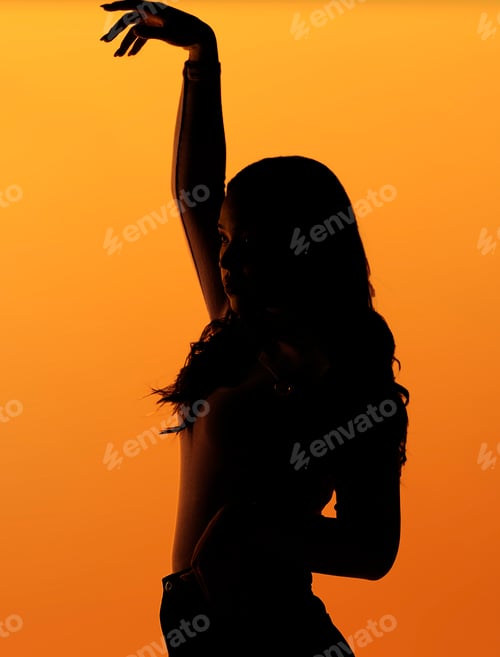 Vista previa: Expressive Woman Silhouette in Studio Shot