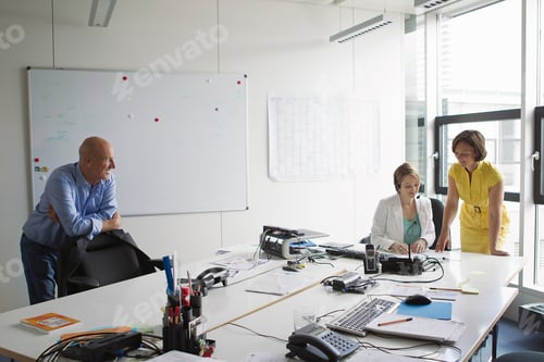 Visualização: Pessoas de negócios que trabalham no escritório